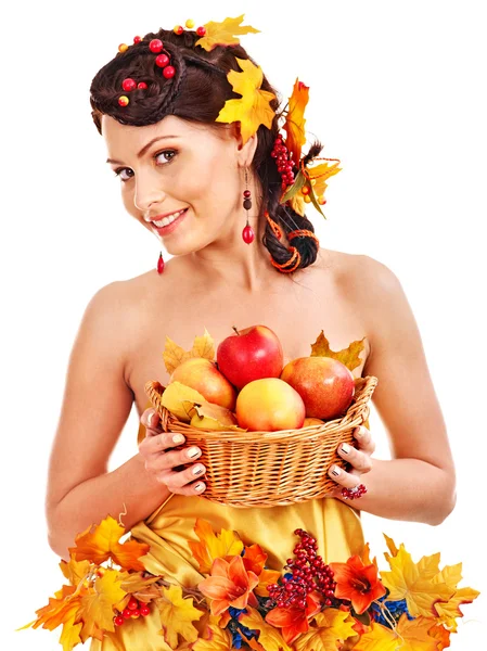 Meisje bedrijf mand met fruit. — Stockfoto