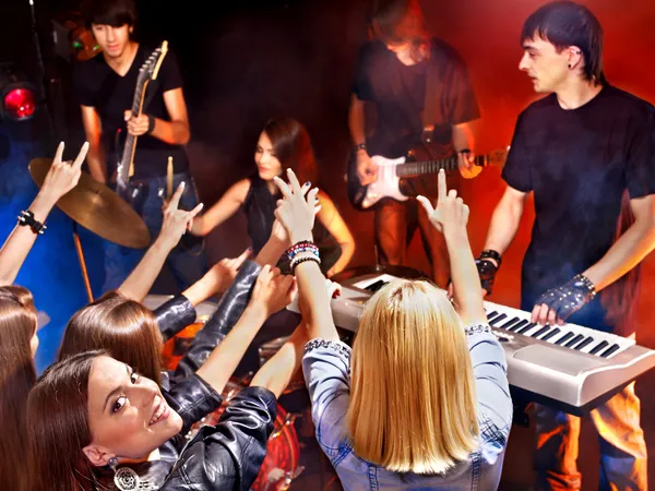 Banda tocando instrumento musical . — Foto de Stock