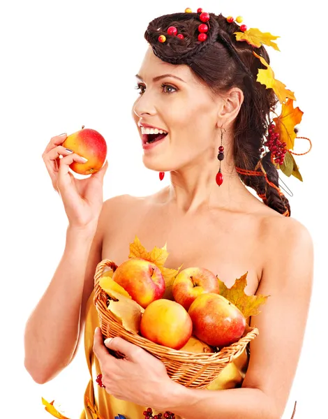 Menina segurando cesta com frutas . — Fotografia de Stock