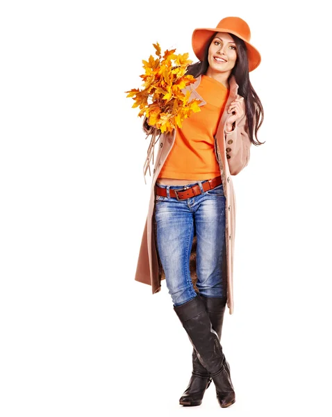 Kobieta trzymając pomarańczowymi liśćmi. — Zdjęcie stockowe