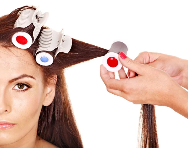 Mujer usar rulos de pelo en la cabeza . — Foto de Stock