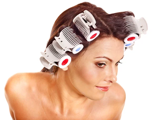 Mulher usar encrespadores de cabelo na cabeça . — Fotografia de Stock
