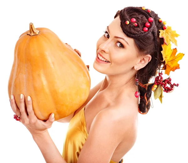 Frau hält Herbstkürbis in der Hand. — Stockfoto