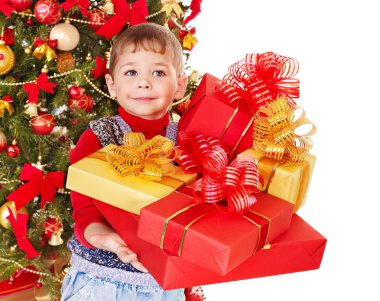 Çocuk Noel ağacının yanında hediye kutusu.