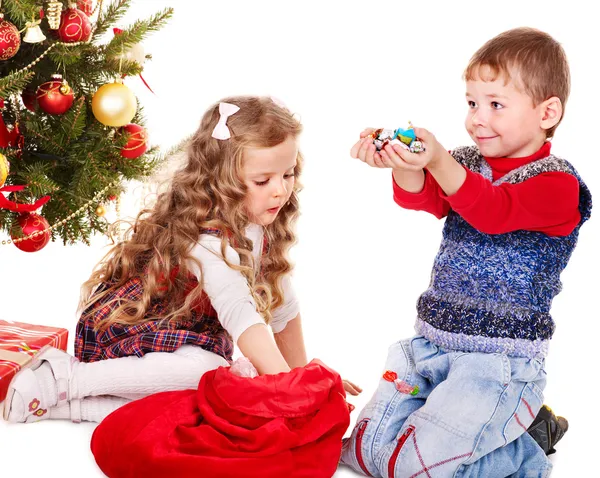 Bambini con confezione regalo e dolce . — Foto Stock