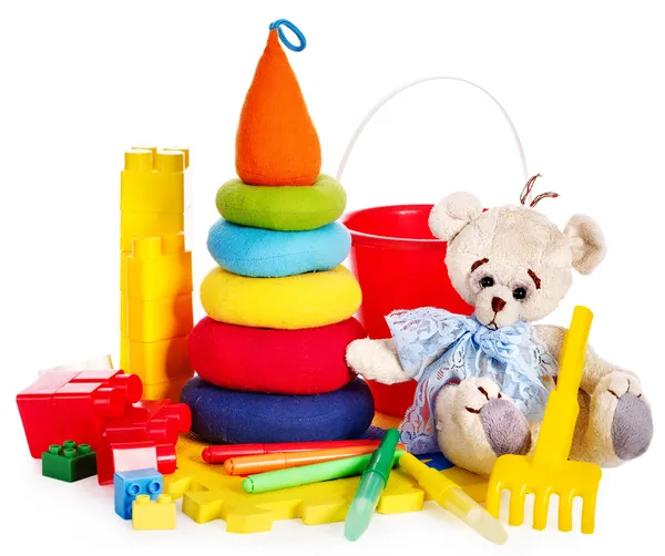 Crianças brinquedos com ursinho de pelúcia . — Fotografia de Stock