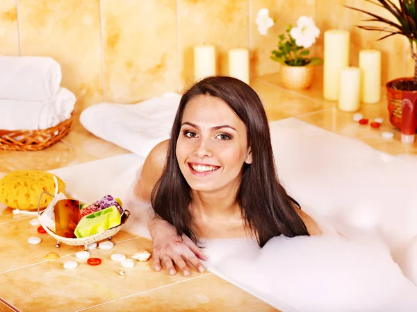 Mujer tomar baño de burbujas . — Foto de Stock