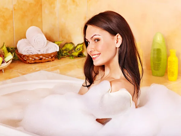 Donna prendere bagno bolla . — Foto Stock