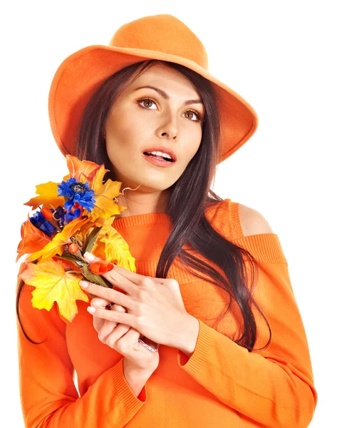 Glückliche Frau mit orangefarbenem Hut mit Blume. — Stockfoto