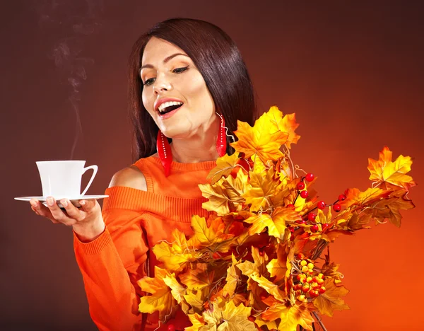 Kvinna som håller kopp kaffe. — Stockfoto