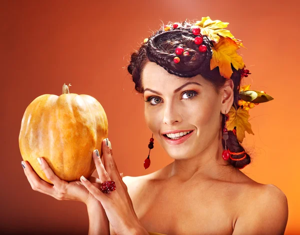 Vrouw met herfst vruchten. — Stockfoto