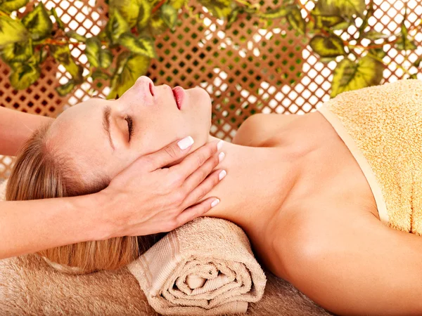 Mujer recibiendo masaje facial  . — Foto de Stock