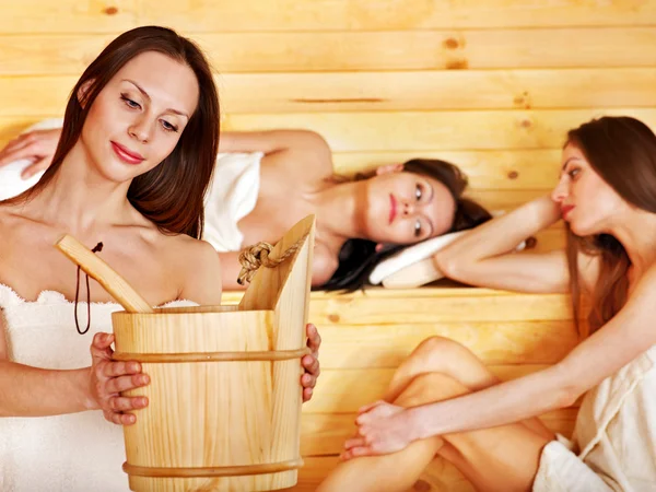 Vrouw ontspannen in sauna. — Stockfoto