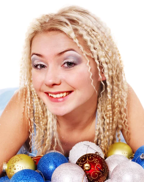 Jeune femme dans les boules de Noël . — Photo