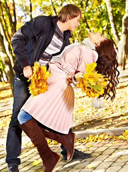 Paar bei Date im Herbst draußen. — Stockfoto