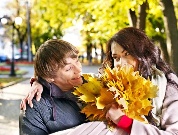 Paar bei Date im Herbst draußen. — Stockfoto
