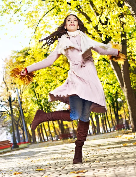 Mujer usando abrigo de otoño al aire libre . — Foto de Stock