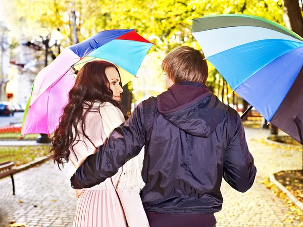 Pareja en la fecha otoño al aire libre . — Foto de Stock