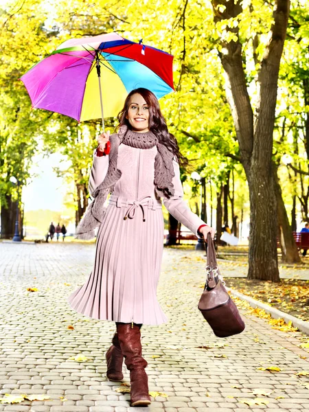 Frau trägt Herbstmantel im Freien. — Stockfoto