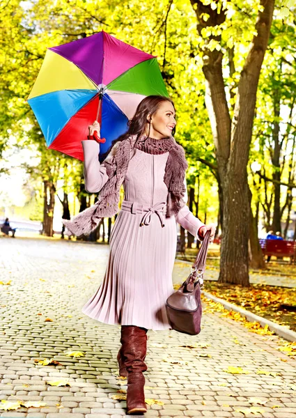 Žena nosí podzimní kabát venkovní. — Stock fotografie