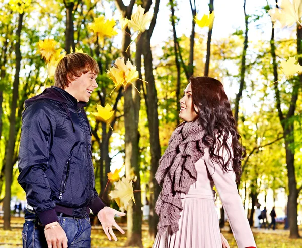 Pareja en la fecha otoño al aire libre . —  Fotos de Stock