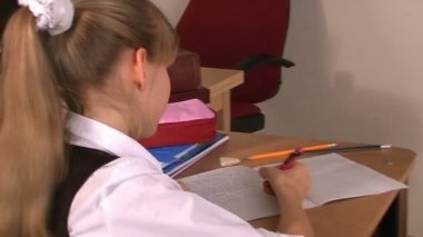 sınıfta blackboard yakınında oturmak.