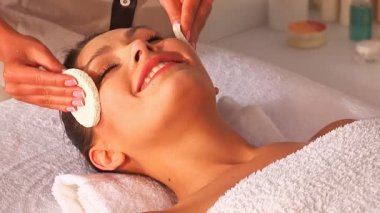 spa, güzel bir kadın. yüz masajı.