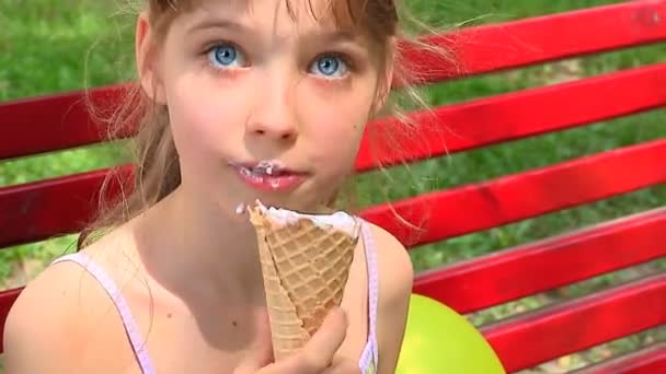 Dívka jí zmrzlinu.