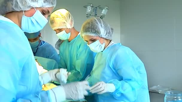 Ameliyathanede çalışan bir cerrah.. — Stok video
