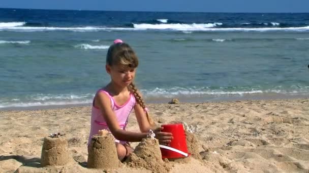 Enfant jouant sur la plage. — Video