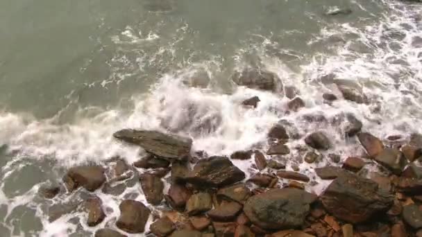 Piedra sola en la playa — Vídeo de stock