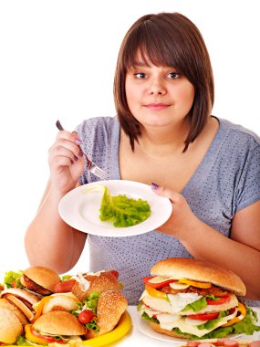kadın meyve ve hamburger arasında seçim yapma.