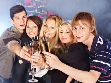 şampanya içmek genç grup.