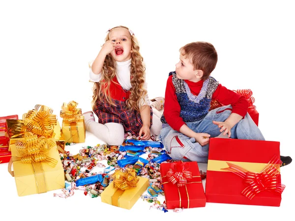 Kinder mit Geschenkbox und süß. — Stockfoto