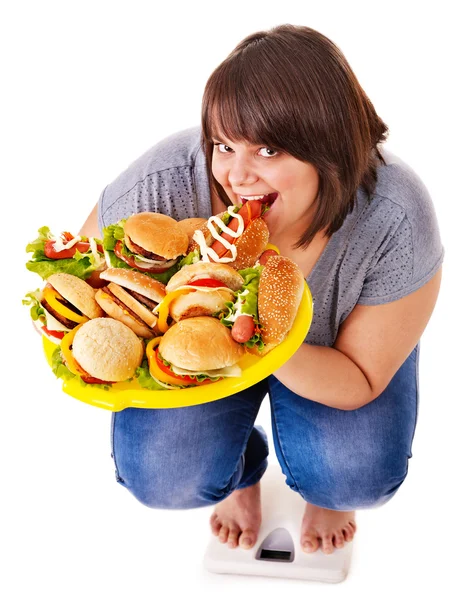 Het verlies van het gewicht van het meisje op schalen. — Stockfoto