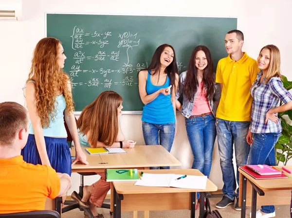 Étudiant de groupe en classe près du tableau noir . — Photo