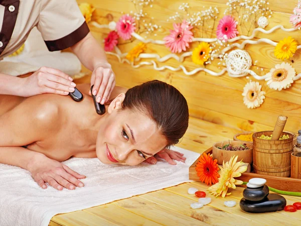 Mujer recibiendo masaje de piedra terapia  . — Foto de Stock