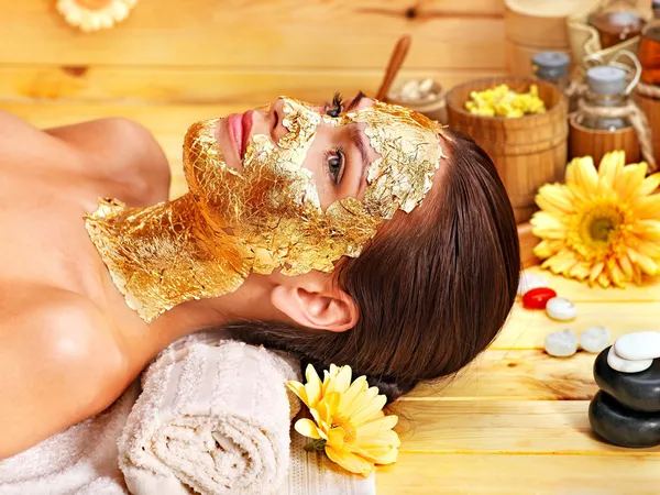 Mujer recibiendo máscara facial  . — Foto de Stock