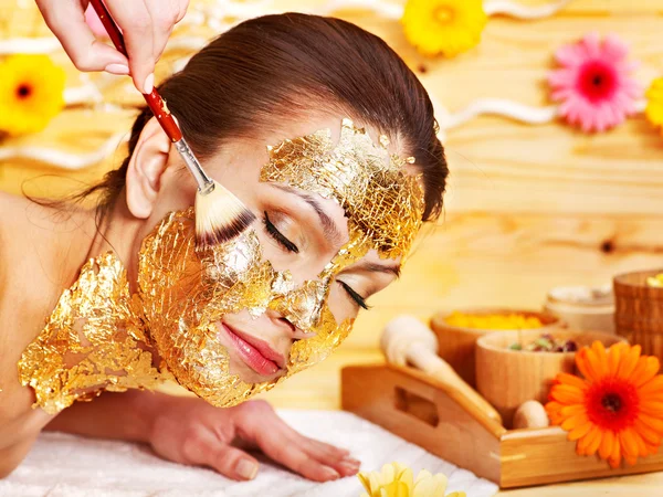 Woman getting facial mask . — Stock Photo, Image