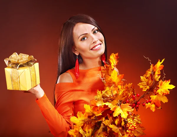 Frau mit Geschenkbox. — Stockfoto