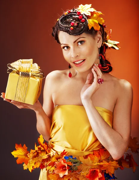 Menina com penteado de outono e maquiagem . — Fotografia de Stock