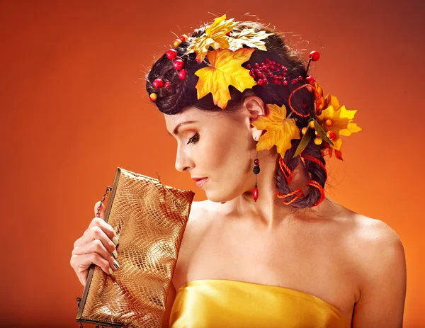 Chica con peinado de otoño y maquillaje . — Foto de Stock