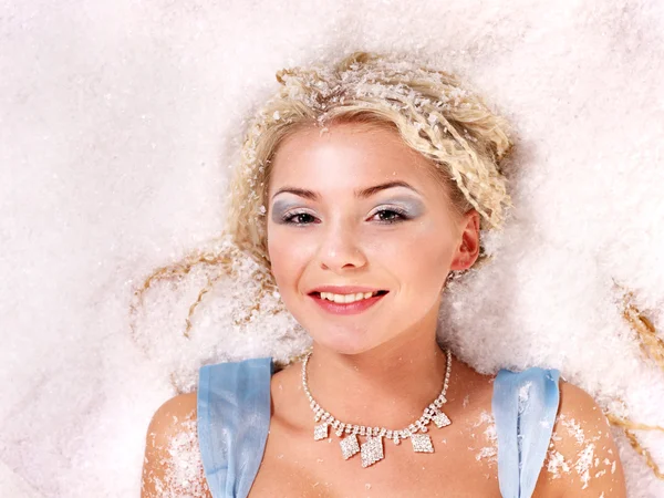 Jovem mulher com neve . — Fotografia de Stock