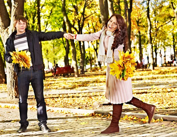 Пара на свидание осенью на открытом воздухе . — стоковое фото