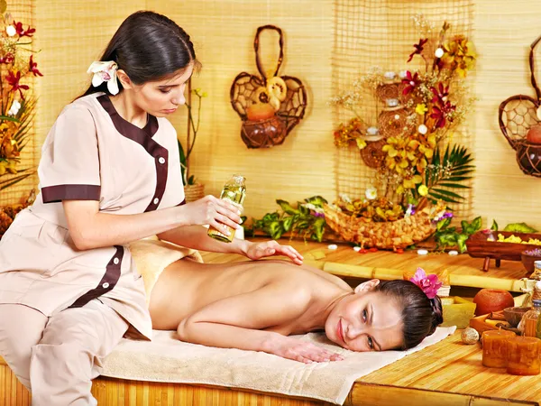 Žena dostává masáž v lázních bambus. — Stock fotografie