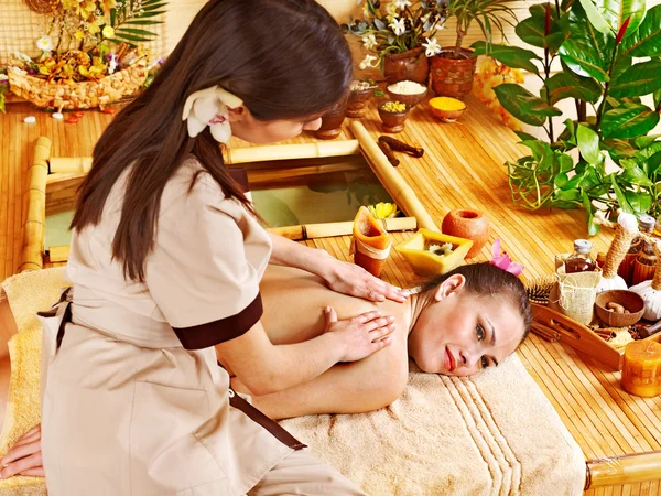 Mulher recebendo massagem no spa de bambu . — Fotografia de Stock