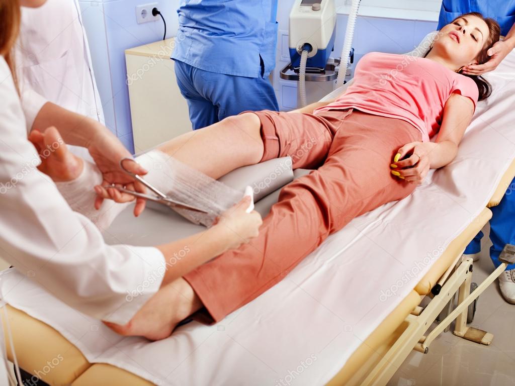 Läkare Sätta Bandage På Patientens Hand-foton och fler bilder på Bandage -  Bandage, Skada, Hälsovård och medicin - iStock