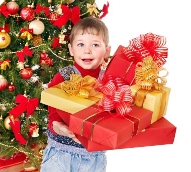 Çocuk Noel ağacının yanında hediye kutusu.
