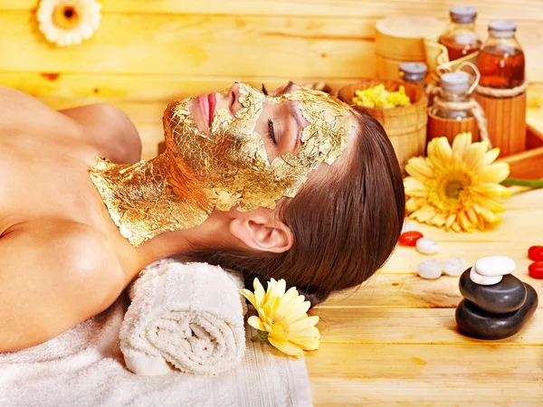 Woman getting facial mask . — Stock Photo, Image