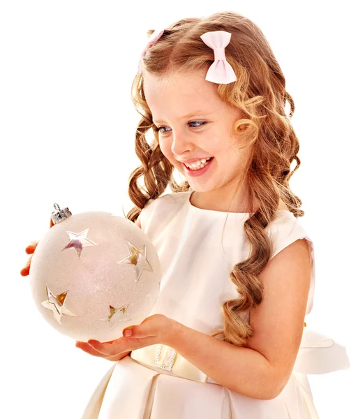 Kind hält große weiße Weihnachtskugel in der Hand. — Stockfoto